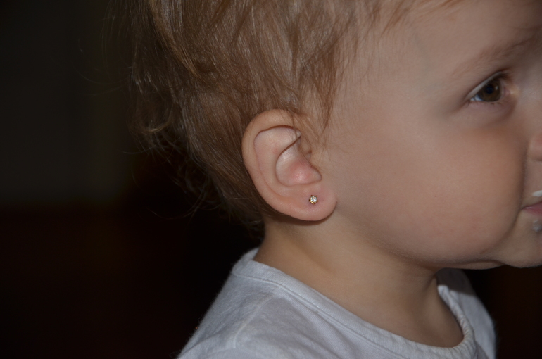 Мы сделали это!!!Сегодня прокололи доче ушки:))10.10.13г.