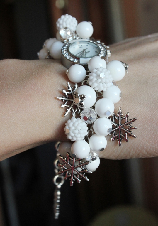 Часы "Белые снежинки"