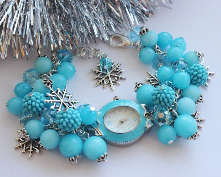 Часы "Голубые снежинки"