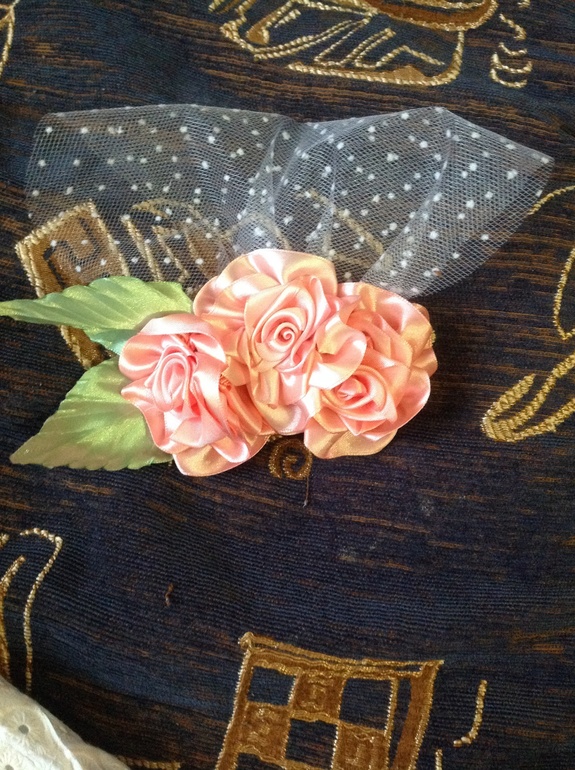 Платье для дочки с заколкой для волос.