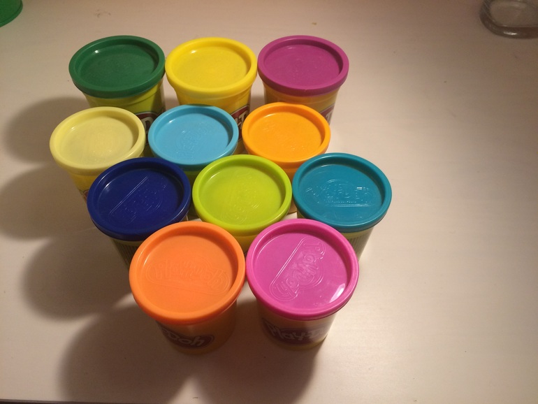 украсить пластиковый стаканчик. ваза из банки и пластилина. стаканчики из пластилина. пластиковый стакан для карандашей. стакан из пластилина.