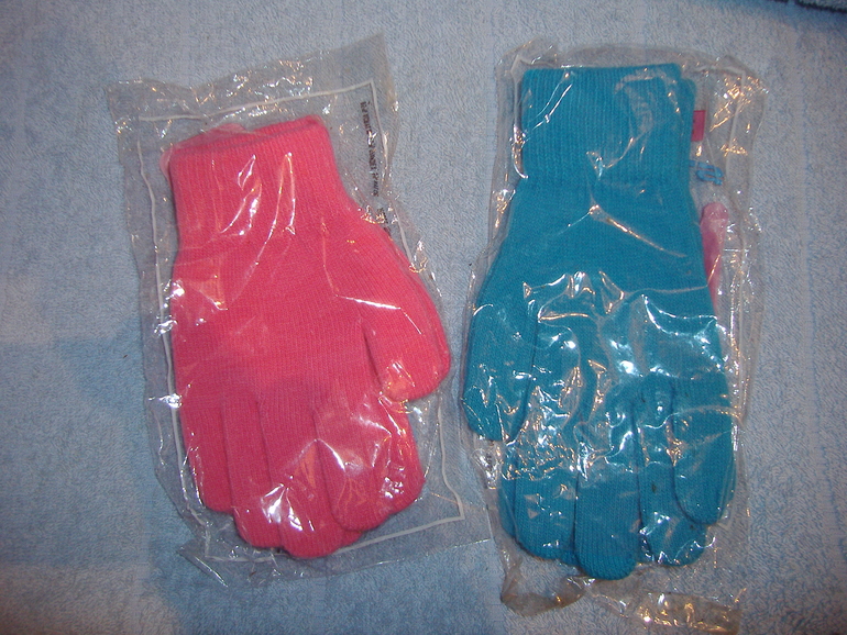 Шапки, варежки, перчатки, новые и б\у обменяю. м. Царицыно, Тверская и по договоренности. Почте нет!