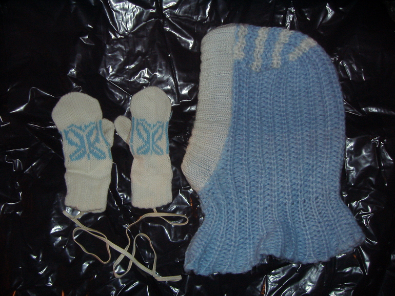 Шапки, варежки, перчатки, новые и б\у обменяю. м. Царицыно, Тверская и по договоренности. Почте нет!