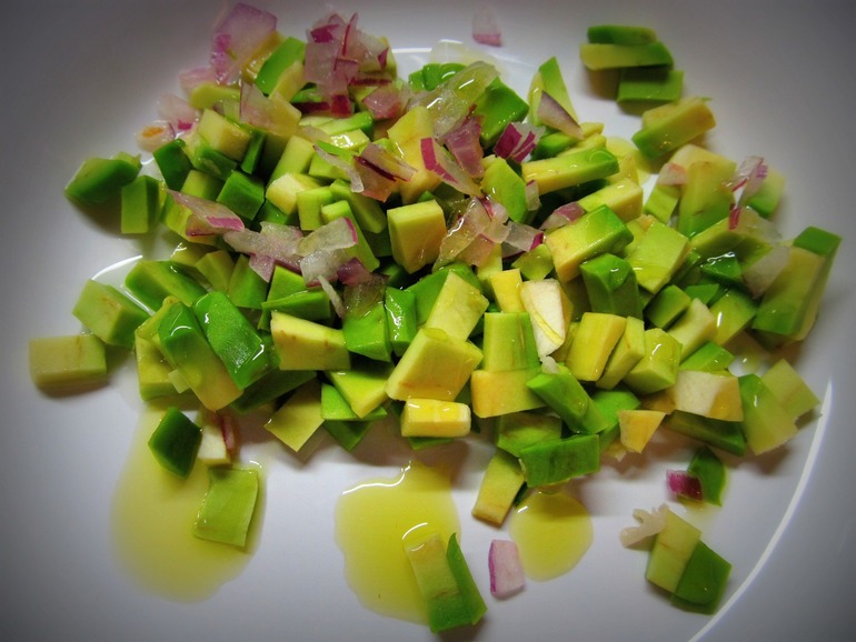 Салат с авокадо под горчично-медовым соусом