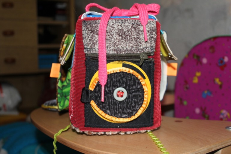 Развивающая машинка с застежками