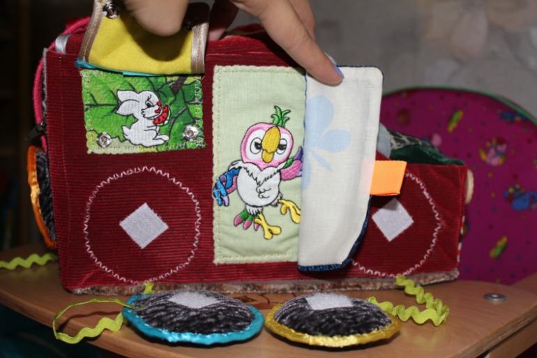 Развивающая машинка с застежками