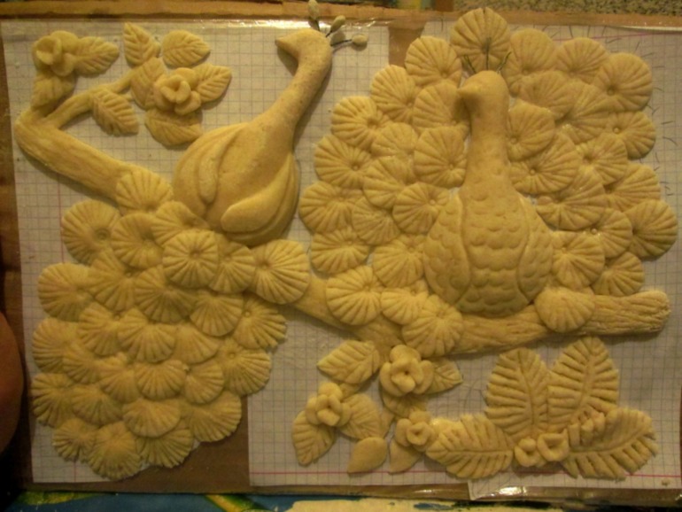 Цветущий папоротник и павлины