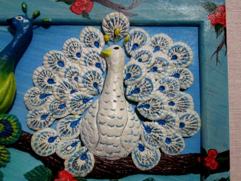 Цветущий папоротник и павлины