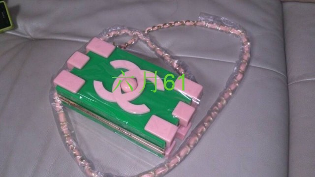 Клатчи и просто маленькие сумочки через плечо!