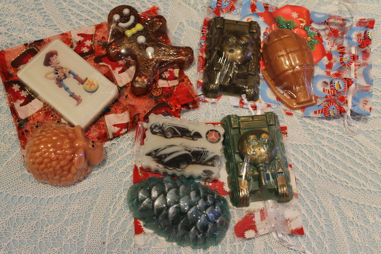 Решила я в этом году своих родных порадовать мыльными подарочками!!!