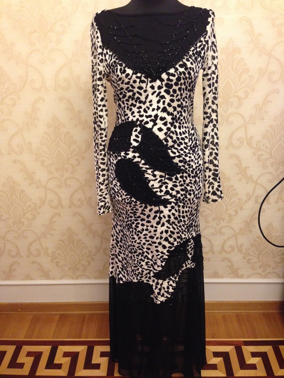 Вечерние платья Тигровая с бисером щчень красивая цена 4000 рублей