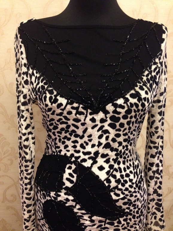 Вечерние платья Тигровая с бисером щчень красивая цена 4000 рублей