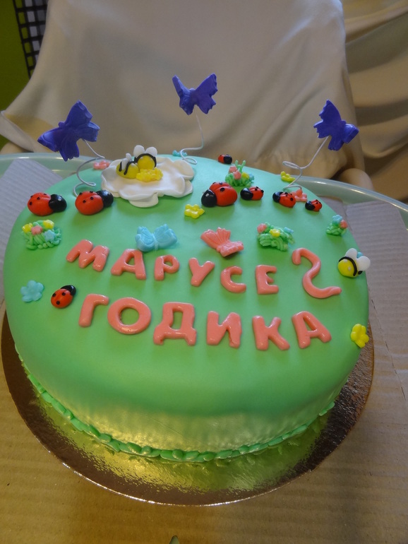 Торт с божьими коровками, пчелками и бабочками