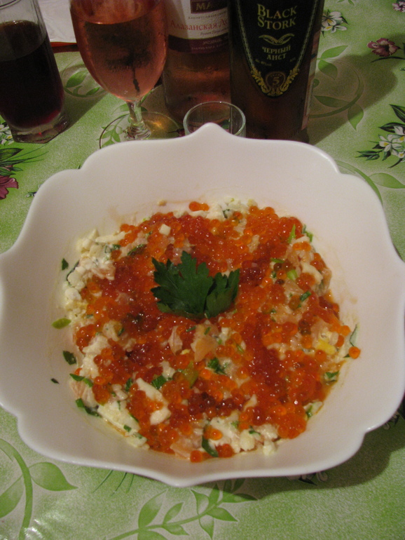 Салат с семгой и икрой