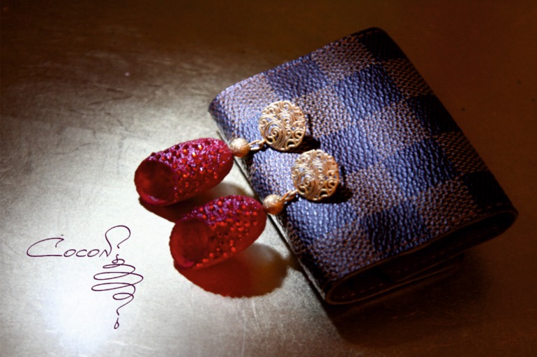 Украшения из коконов шелкопряда