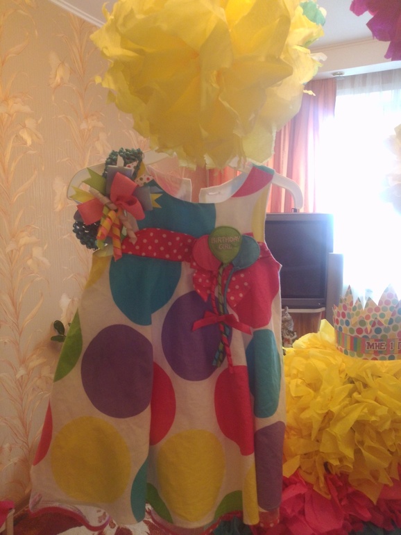 Продам американское платье на годик вместе с реквизитом