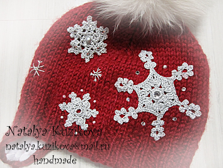 Комплект с меховыми помпонами