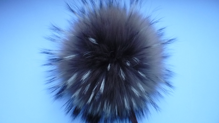 Меховые помпоны на любой вкус! Песец, Енот, Кролик.