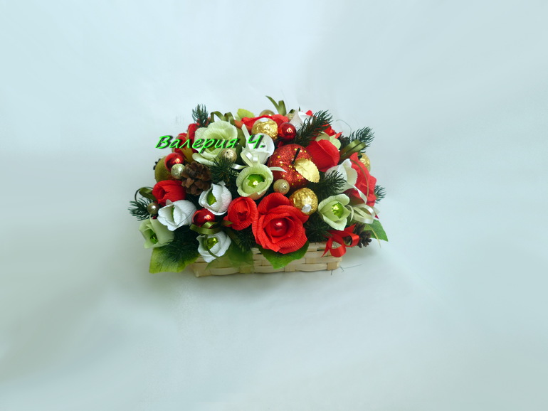 Новогодние композиции и букеты из конфет