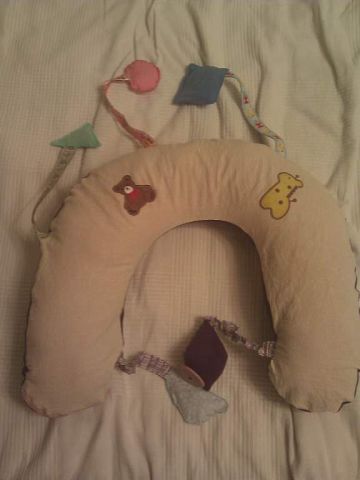 Подушка-"банан" для малышей, чуть-чуть развивающая