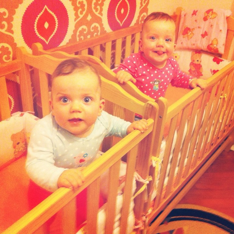 С двойней 9 мес. в поликлинику САМА. КАК??