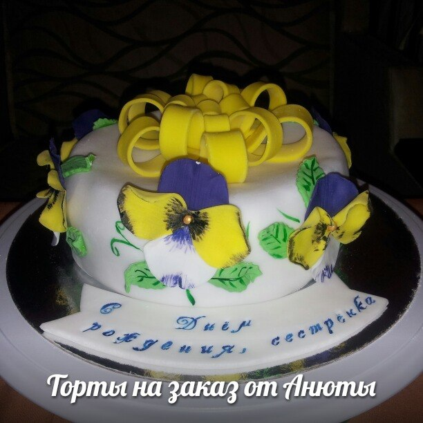 Маленький тортик с большими фиалками :-)