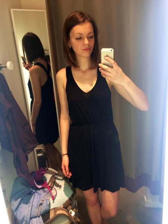 foto-bryunetka-v-polosatoy