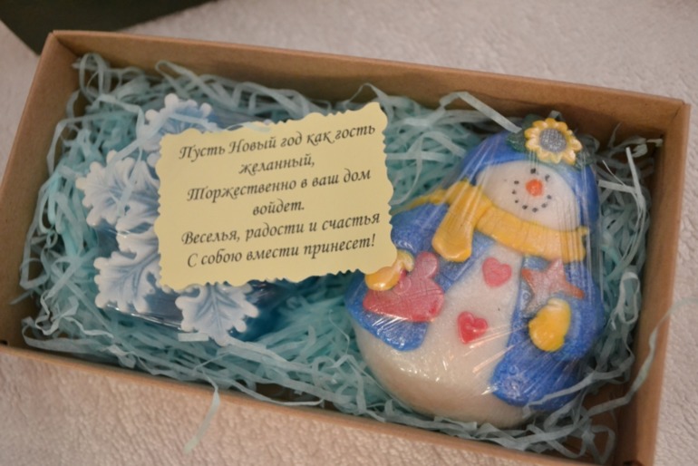 Новогоднего чуток.