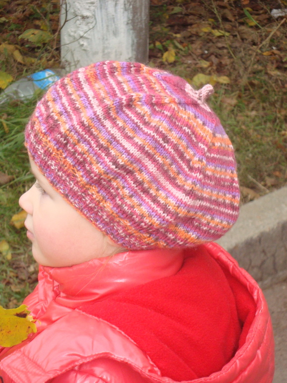 Берет для девочки, ну очень легок в вязании