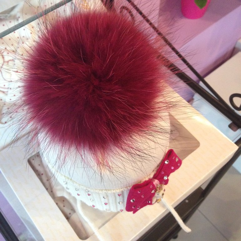 Комплект необыкновенной красоты,новый-шапочка+шарфик,почта цена-4100 руб.