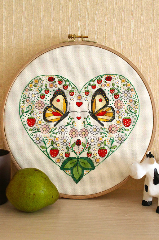 Клубничное сердце с бабочками