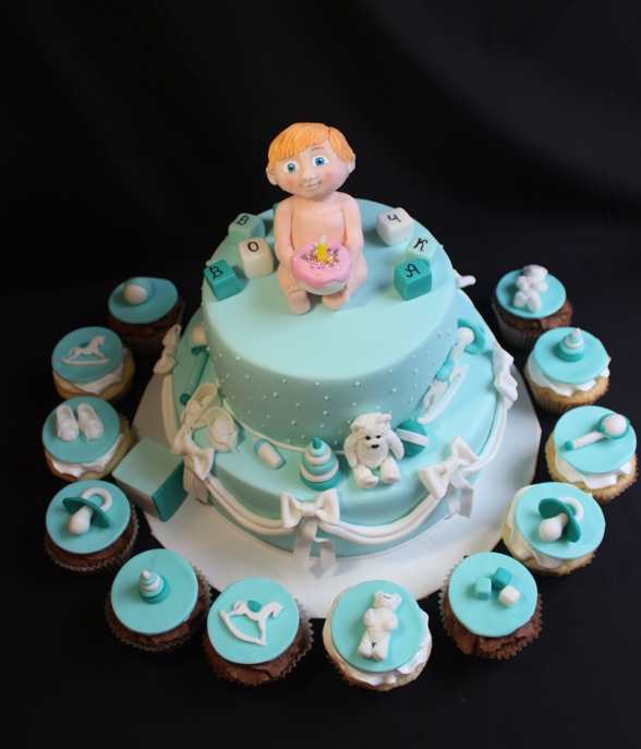 Торт на годик с капкейками