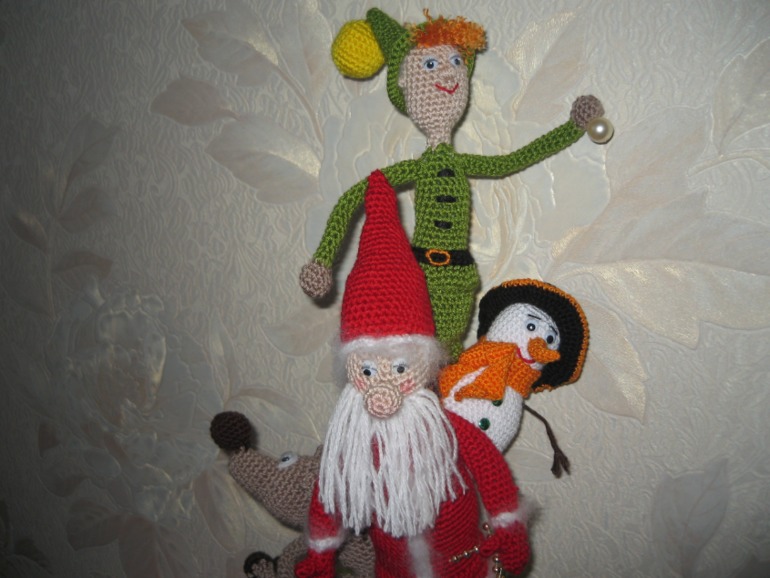 Снеговик и креативная елочка.