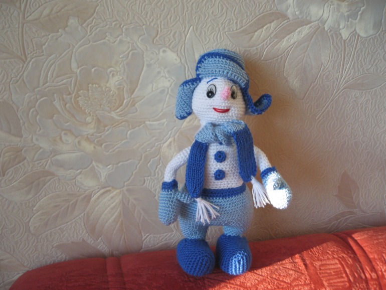 Снеговик и креативная елочка.