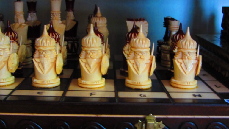 Деревянные Деды Морозы.