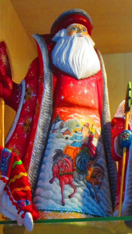 Деревянные Деды Морозы.