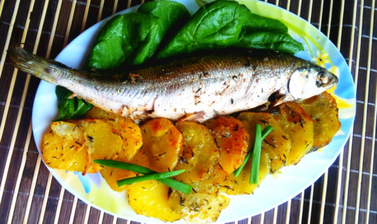 Запеченая рыба с картофелем в пряных травках