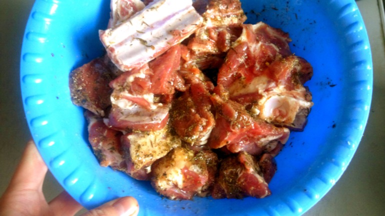 Баранина с томатами в своем соку