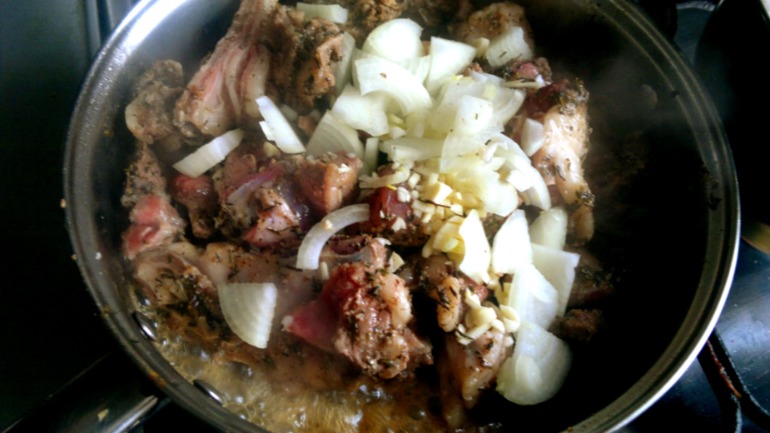 Баранина с томатами в своем соку