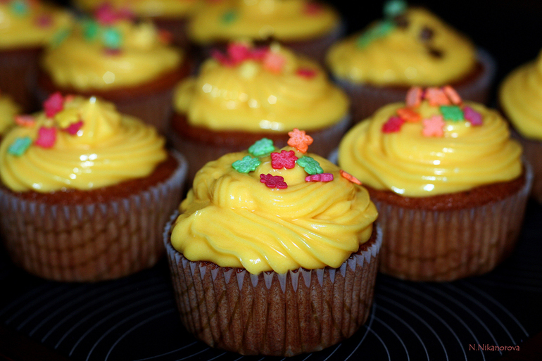 Ванильные капкейки с 3мя начинками и сливочным сливочным кремом