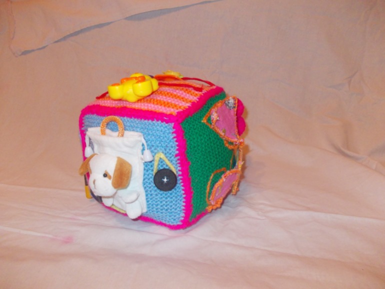 Вязанный развивающий кубик)