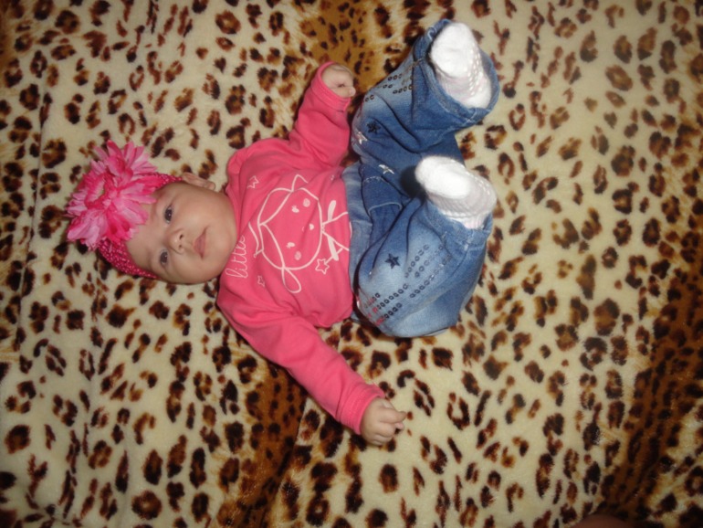 Анютке 3 месяца и 3 дня))))