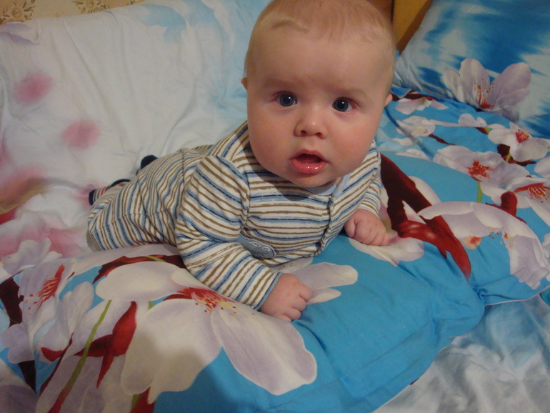 Завтра нам 4 месяца)))))  вес 9. рост 68 см! Наш любимый сынок Арсений