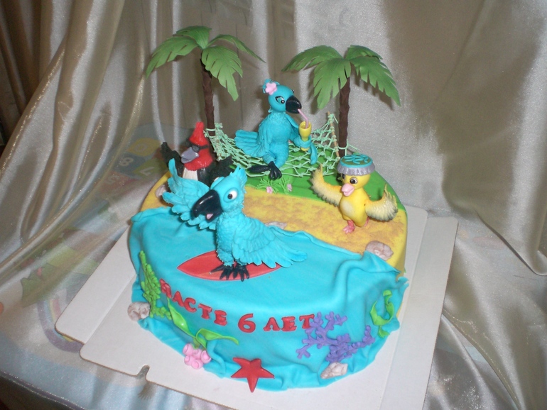 Торт с героями РИО  Жемчужинкой, Голубчиком и другими птичками
