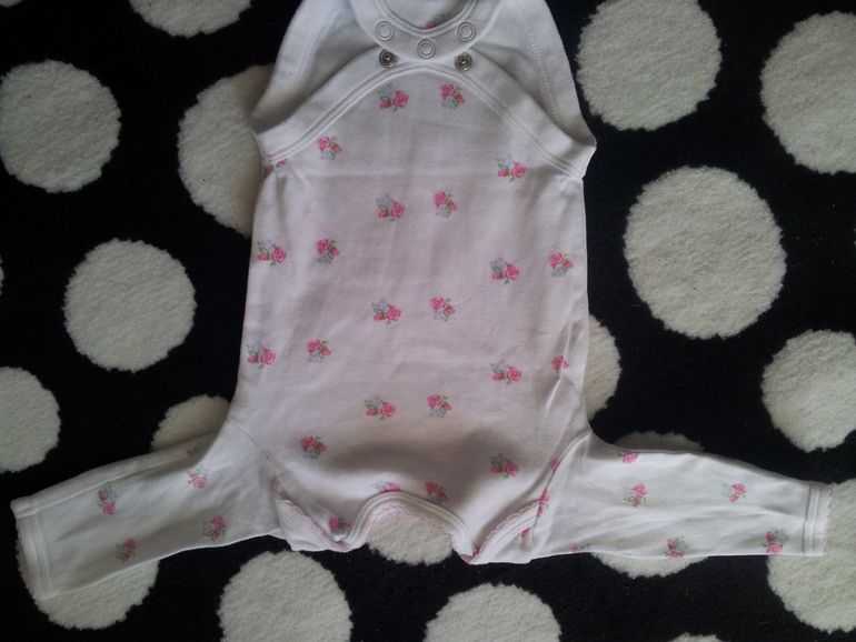 одежда на возраст 0-3 месяца и 3-6 мес.Максимум 100 рублей.Могу отправить почтой