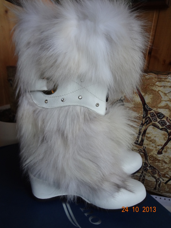 Зимние сапожки. Отделка мехом и стразами. 36 р-р. Москва,ЗАО