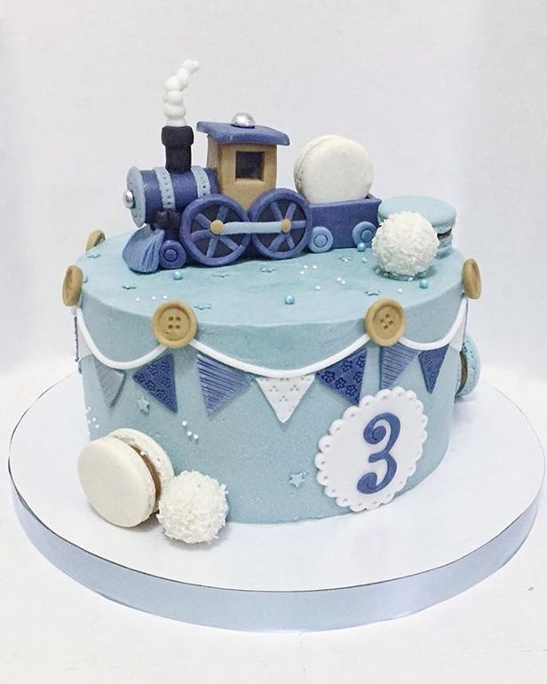 Белый торт мальчику. Торт для мальчика. Детский торт с паровозиком. Тортик с поездом для мальчика. Торт на 3 года мальчику.