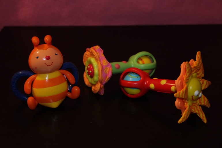 Наши игрушки в 8 месяцев)