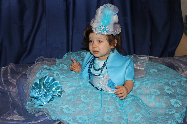 Продаю платье на девочку 1-2 годика + болеро + сумочка + шляпка = 2500р.