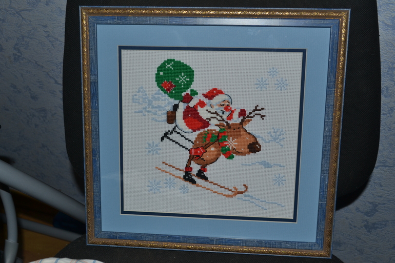 Новый год к нам мчится... А вот и главный герой...